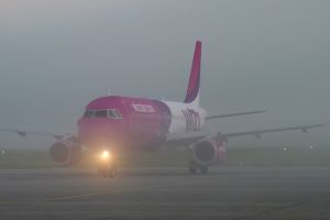 FOTO – Un avion Wizz Air s-a învârtit mai bine de o oră în apropierea Sibiului din cauza unor probleme tehnice