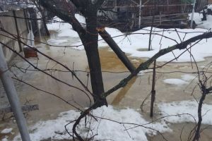 Două gospodării din Râpa, inundate de la o rigolă, care nu preia corespunzător apa rezultată în urma ploilor şi din topirea zăpezii
