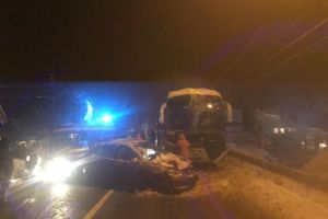 Accident între un autocar cu 20 de pasageri şi o maşină