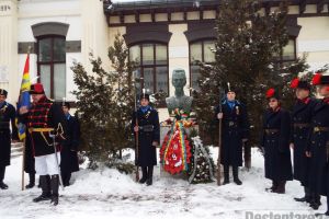Coroane de flori la bustul domnitorului Al. I. Cuza din Bacău [Galerie foto]