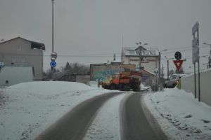Peste 20 de utilaje acţionează pe străzile Bacăului