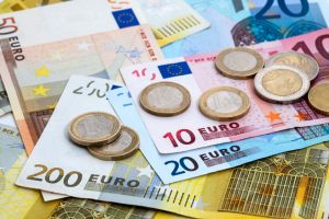 780 de euro pe luna, pentru romani, din aprilie. Cum se poate intra in posesia banilor