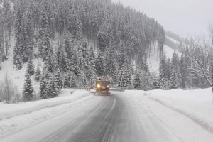Ploaie îngheţată şi ninsori, în Moldova. Vezi cum se circulă pe drumurile naţionale