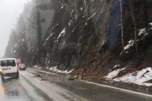 Copii bătuţi la şcoala din Orlat şi inundaţii pe Valea Oltului, plus alte ştiri de joi