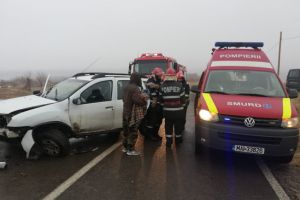 Accident rutier in judetul Tulcea. Un autoturism a intrat intr-un cap de pod. O victima (galerie foto)