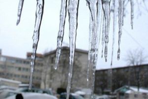 ISU Braşov: ţurţurii formaţi la streaşina imobilelor, un pericol pentru cetăţeni