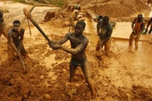 16 mineri şi-au pierdut viaţa într-o mină de aur din Ghana