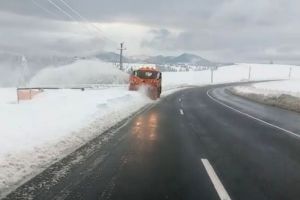 Drumarii intervin cu autofreza pe DN 17, în Pasul Tihuţa (VIDEO)