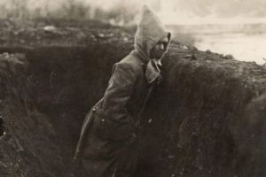 „Pe aici nu se trece!”. Scrisoarea sfâşietoare a unui militar: De-ai vedea ce fac bolşevicii cu biserica lui Hristos, ai veni şi tu alăturea. Trag cu toate armele în zidul sfânt