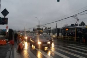 Poleiul face VICTIME: Două persoane au rămas fără picioare, după ce au alunecat şi au căzut sub tramvai