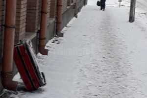 O valiză suspectă abandonată pe o stradă din Câmpulung Moldovenesc nu le-a stârnit nici ...