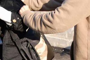 Un copil şi o bătrână, tâlhăriţi şi lăsaţi fără telefoane