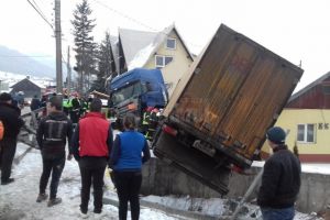 Două autovehicule au plonjat în curtea aceleiaşi case, în accidente produse la interval de un an
