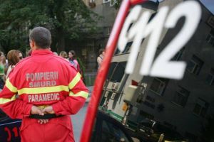 Accident ciudat la Cugir: Pentru a evita un impact frontal o maşină a ieşit de pe drum, iar apoi a intrat într-o remorcă. Șoferul care a provocat totul era băut şi a fugit