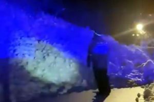 Drumul de Vârtop a fost blocat din nou de zăpadă: O nouă avalanşă s-a produs pe DN 75 (VIDEO)