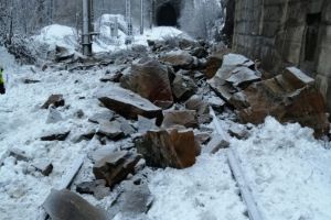 Interventie dificila pe calea ferata pentru deblocarea circulatiei pe traseul Strambuta (Hunedoara) - Pietrele Albe (Gorj) (galerie foto)