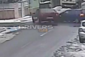 VIDEO. Impact surprins LIVE. Concluzii: O tânără a fost rănită, poliţiştii au întocmit dosar penal
