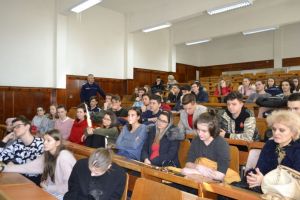 FOTO. Peste 200 de liceeni din Sebeş şi Cugir s-au întâlnit cu poliţiştii