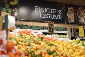 Poliţist surprins în timp ce mânca fructe dintr-un supermarket