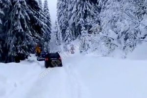 Și DJ 714 blocat de o avalanşă în zona Orzea. Utilajele înaintează cu greu