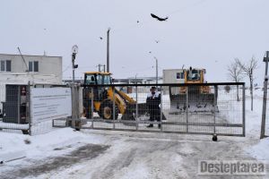 Maşinile de gunoi, blocate la intrarea în rampa ecologică