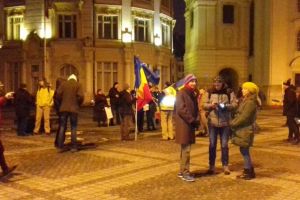 UPDATE VIDEO FOTO – Peste 200 de sibieni protestează vineri seară în Piaţa Mare. Se scandează ”Îmi e ruşine cu Guvernul Dăncilă”
