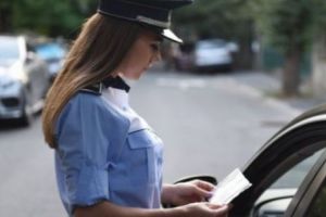 Poliţistă CĂLCATĂ cu maşina la Ploieşti. Şoferul a fugit şi este căutat în tot oraşul de poliţişti