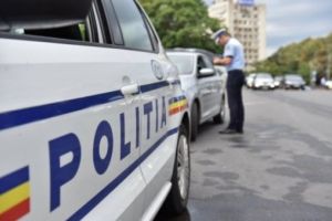 Socant! O politista din Ploiesti a fost luata pe capota de un sofer care a fost oprit pe strada Bobalna