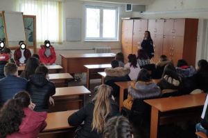 „Deschide-ţi mintea, nu fi închis!”, proiect de prevenire a delincvenţei juvenile şi victimizării minorilor