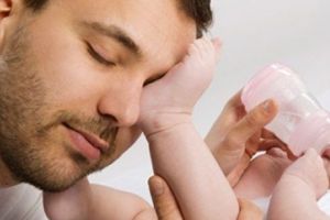 Se schimbă legea drepturilor parentale. De câte zile vor beneficia tăticii după aprobarea noii legi