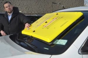 Oare mai eficient? Caracatita pentru parbriz, noua metoda de blocare a soferilor care parcheaza neregulamentar