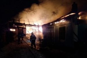 Locuinţa unei femei din satul Slătioara, distrusă de un incendiu