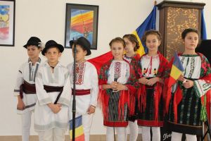Copiii de la Aşezământul „Sf. Ierarh Leontie” Rădăuţi au sărbătorit Ziua Unirii ...