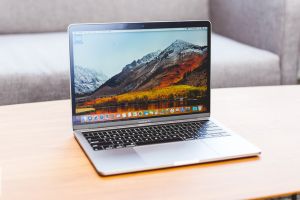 Merită să-ţi iei un MacBook Pro? Un calcul care arată de ce e mai „ieftin” decât orice alt laptop