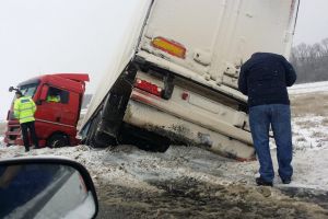 Ialomiţa: Toate drumurile judeţene închise, localităţi fără energie electrică, copaci căzuţi, maşini derapate