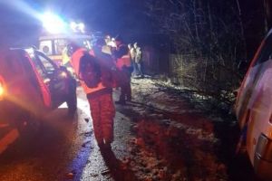 ACCIDENT de MICROBUZ! Două persoane au fost TRANSPORTATE la SPITAL. Autorităţile au INTERVENIT de URGENȚĂ