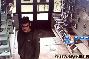 Tupeu de borfaş! Cum a furat un tânăr o boxă dintr-un magazin din Oradea (VIDEO)