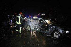 Zeci de interventii in Bucuresti. Un copac a cazut in gura metroului. Masini avariate. Stalpi de electricitate doborati (galerie foto)  
