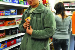 Un hoţ recidivist a fost prins în timp ce fura … ciocolată