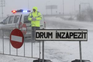 România sub polei: Traficul rutier, feroviar şi aerian din toată ţara, afectat de vremea rea