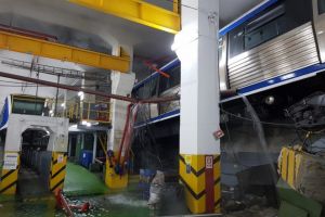 Accident in subteran. O locomotiva a lovit un parapete. Vagoane, suspendate la inaltime. Vatmanul a fost ranit