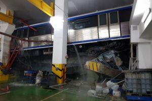 Incident grav la metroul din Bucureşti: Două vagoane au deraiat şi au rămas suspendate la doi metri înălţime