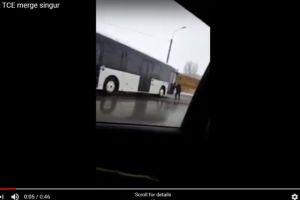 Din filmele cu prosti! Un autobuz TCE a luat-o la vale si s-a oprit intr-un stalp dupa ce soferul a coborat fara sa-l asigure