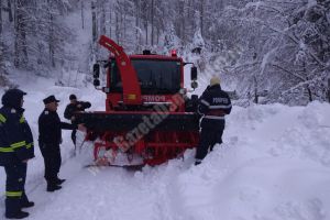 Zeci de turişti blocaţi, pompieri şi jandarmi la dezsăpezire, după ce CJD a insistat ca drumurile sunt practicabile şi vremea bună.