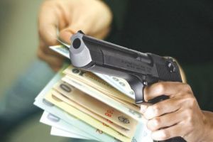 Jaf ca-n filme cu final neaşteptat. Victima, legată fedeleş, s-a ales şi ea cu dosar penal