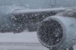 O cursă anulată şi trei întârziate de pe Aeroportul Timişoara, din cauza ninsorii şi a viscolului