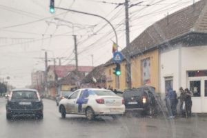 FOTO Accident în intersecţie – Doi sibieni au ajuns la spital