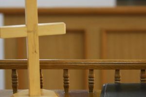 Primar bătut de doi minori în curtea unei şcoli