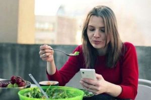 Bunele maniere la masă, în era telefoanelor inteligente: Tehnologie versus respect