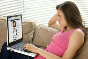 Activitatea favorită a românilor pe internet este să scrie mesaje şi să comenteze pe Facebook